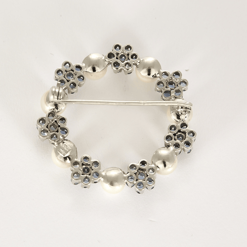 Broche Broche Couronne en or gris, saphirs et perles de culture blanches 58 Facettes DV27545-3