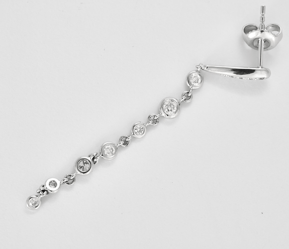 Boucles d'oreilles Paire de Pendants d'oreilles en or 14K et petits diamants 58 Facettes DV16843-20