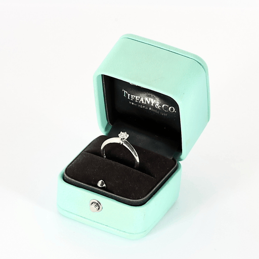 Bague 51.5 Tiffany & Co. Bague solitaire en platine et diamant 0.20 carat 58 Facettes DV28583-1