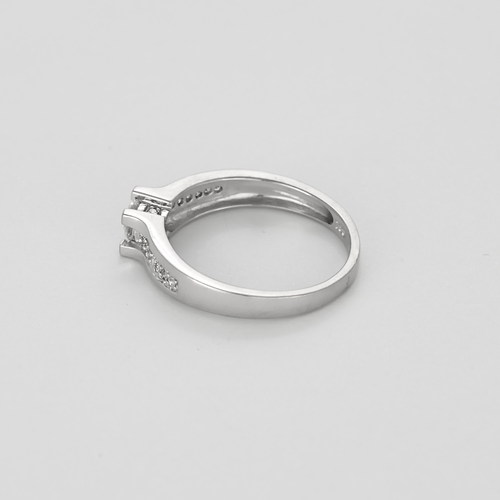 Bague solitaire en or gris diamant 0.20 carat environ.