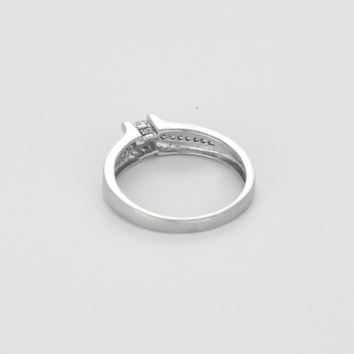 Bague solitaire en or gris diamant 0.20 carat environ.
