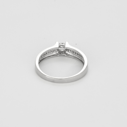 Bague solitaire en or gris diamant 0.20 carat environ.