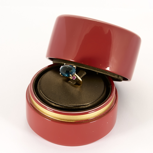 Pomellato - Bahia - Bague or rose topaze bleu et saphirs roses facettés.