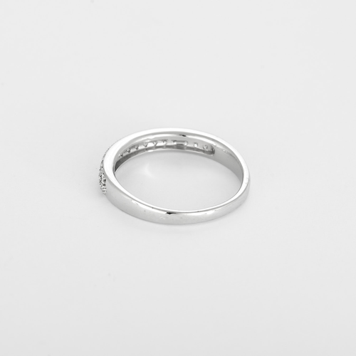 Demie alliance en or gris et diamants