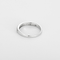 Demie alliance en or gris et diamants