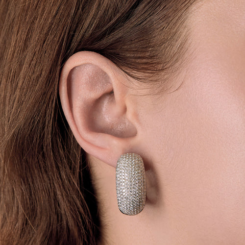 Paire de larges anneaux d'oreilles en or gris et diamants