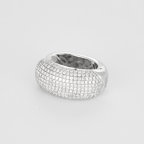 Paire de larges anneaux d'oreilles en or gris et diamants