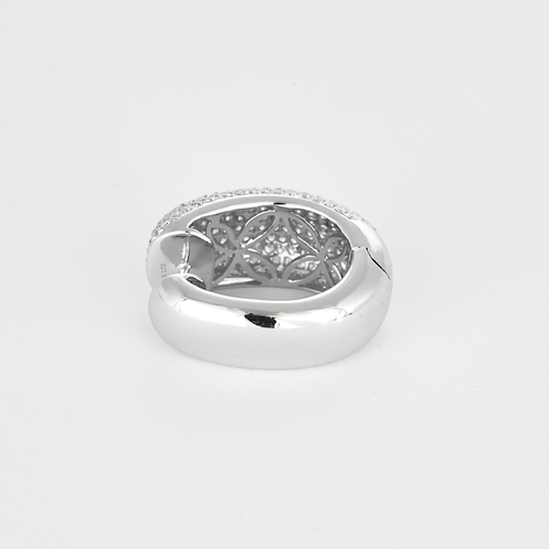 Paire de larges anneaux d'oreilles en or gris et diamants