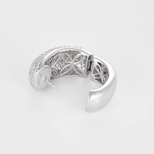 Paire de larges anneaux d'oreilles en or gris et diamants