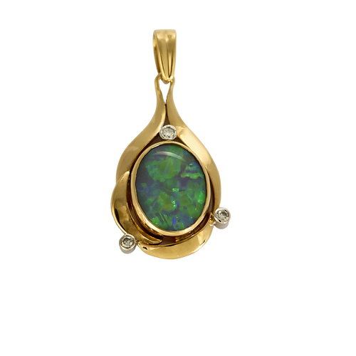 Pendentif en or jaune, opale à fond noir et petits diamants