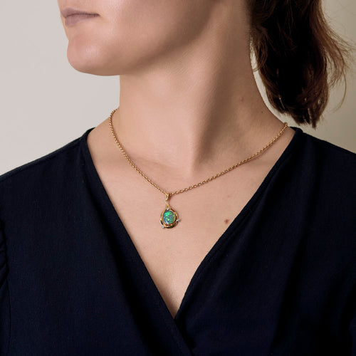 Pendentif en or jaune, opale à fond noir et petits diamants