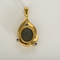Pendentif en or jaune, opale à fond noir et petits diamants