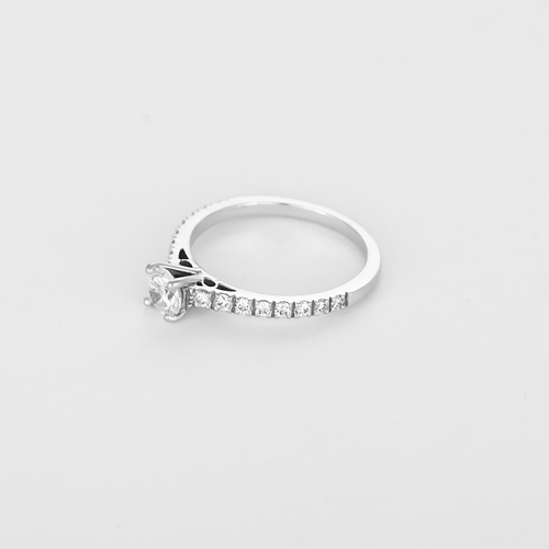 Solitaire en or blanc et diamants
