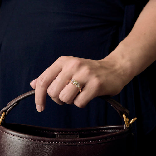 Bague type solitaire en or jaune, diamant natural fancy yellow 0.79 carat et petits diamants blancs