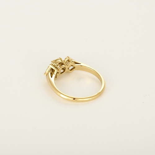 Bague type solitaire en or jaune, diamant natural fancy yellow 0.79 carat et petits diamants blancs