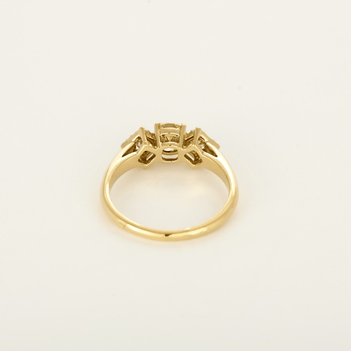 Bague type solitaire en or jaune, diamant natural fancy yellow 0.79 carat et petits diamants blancs