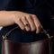Bague jonc en or jaune, saphirs et diamants