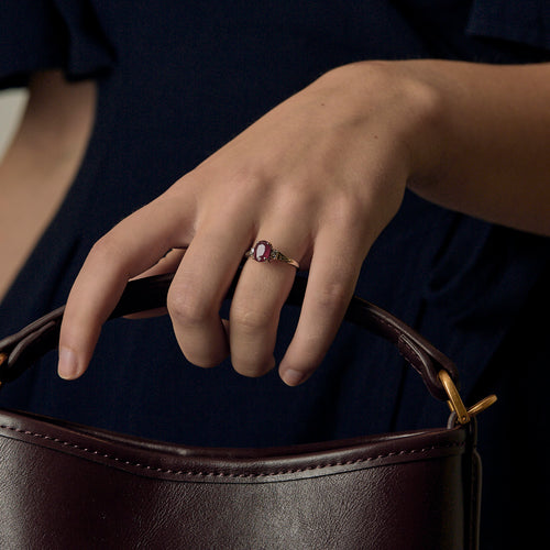 Bague en or blanc ornée d’un rubis de 1,50 carat, épaulé de diamants pour 0,12 carat au total