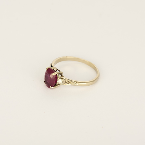 Bague en or blanc ornée d’un rubis de 1,50 carat, épaulé de diamants pour 0,12 carat au total