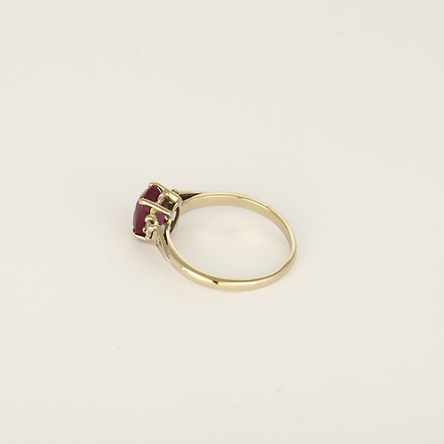 Bague en or blanc ornée d’un rubis de 1,50 carat, épaulé de diamants pour 0,12 carat au total