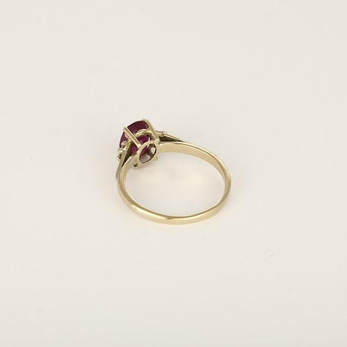 Bague en or blanc ornée d’un rubis de 1,50 carat, épaulé de diamants pour 0,12 carat au total
