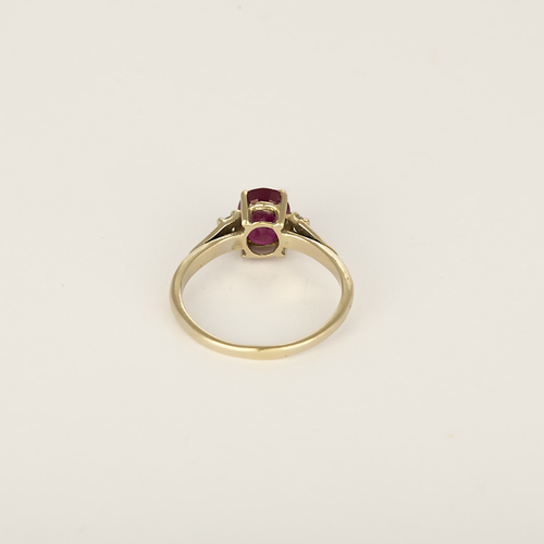 Bague en or blanc ornée d’un rubis de 1,50 carat, épaulé de diamants pour 0,12 carat au total