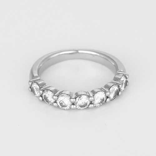 Élégante Demie-alliance en platine et diamants : 0,70 carat au total