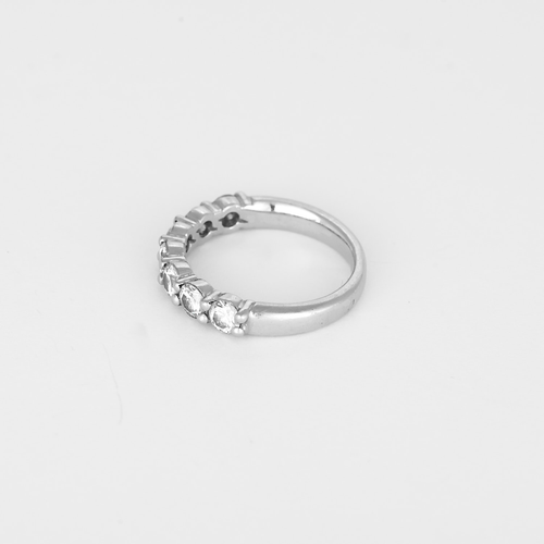 Élégante Demie-alliance en platine et diamants : 0,70 carat au total