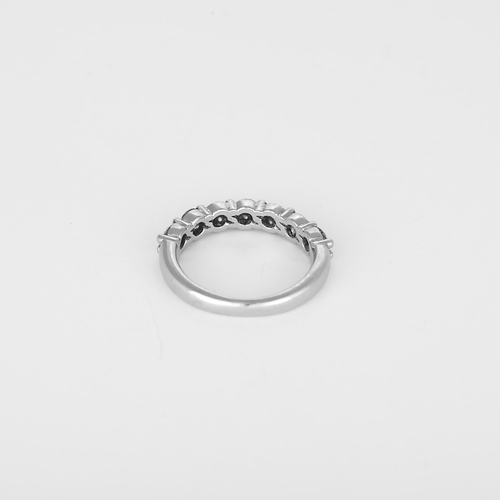 Élégante Demie-alliance en platine et diamants : 0,70 carat au total