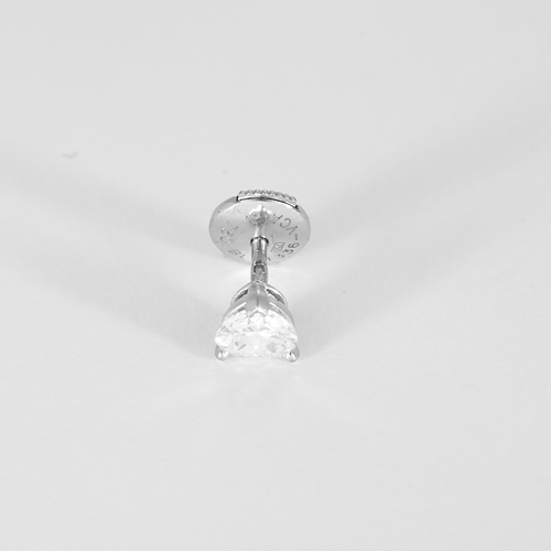 VAN CLEEF & ARPELS - Boucles d'oreilles puces en or blanc et diamants