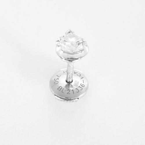 VAN CLEEF & ARPELS - Boucles d'oreilles puces en or blanc et diamants