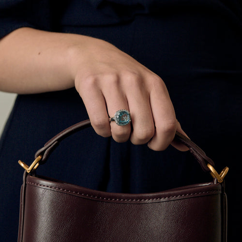 Poiray - Filles Antik - Élégante bague en or blanc, topaze de 8 carats et diamants