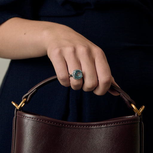 Poiray - Filles Antik - Élégante bague en or blanc, topaze de 8 carats et diamants