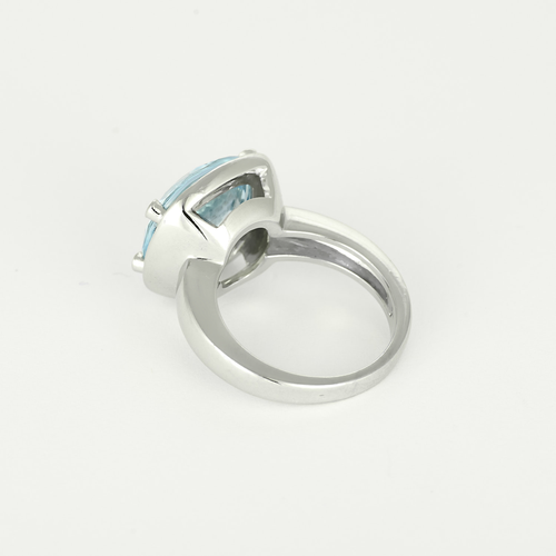 Poiray - Filles Antik - Élégante bague en or blanc, topaze de 8 carats et diamants