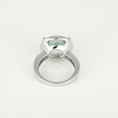 Poiray - Filles Antik - Élégante bague en or blanc, topaze de 8 carats et diamants