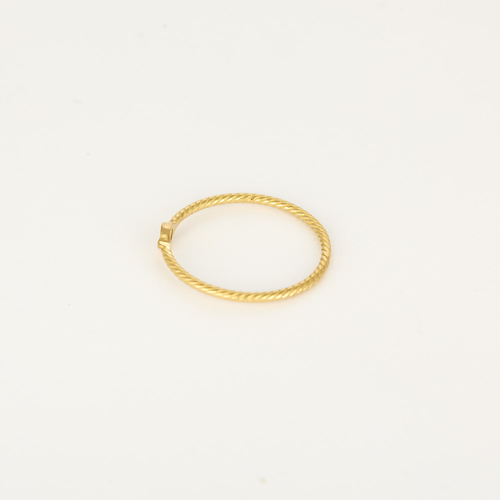 Délicate bague en or jaune et diamant : 0,05 carat