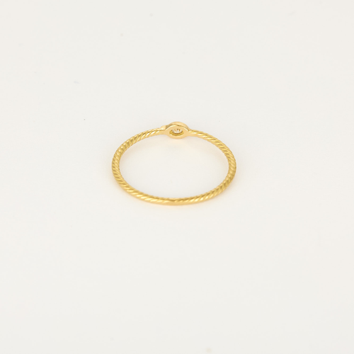 Délicate bague en or jaune et diamant : 0,05 carat