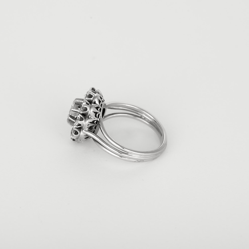 Bague à motif rayonnant en platine et or gris, diamants