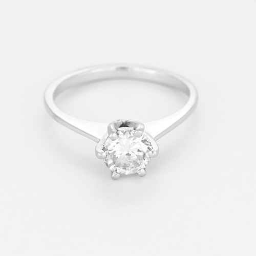 Bague solitaire en or gris et diamant 0.70 carat environ.