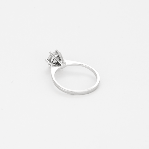Bague solitaire en or gris et diamant 0.70 carat environ.