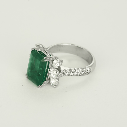 52.5 Élégante bague en or blanc, émeraude : 4,46 carats et diamants : 1,10 carat 58 Facettes DV32014-2