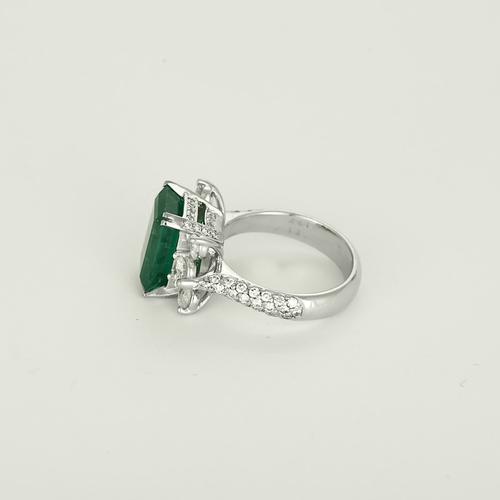 52.5 Élégante bague en or blanc, émeraude : 4,46 carats et diamants : 1,10 carat 58 Facettes DV32014-2