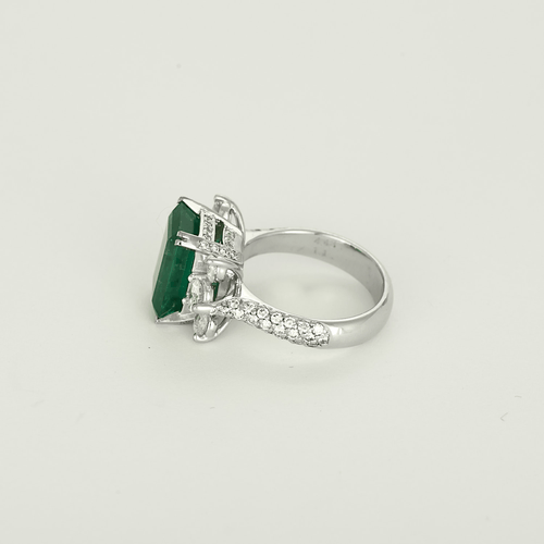 52.5 Élégante bague en or blanc, émeraude : 4,46 carats et diamants : 1,10 carat 58 Facettes DV32014-2