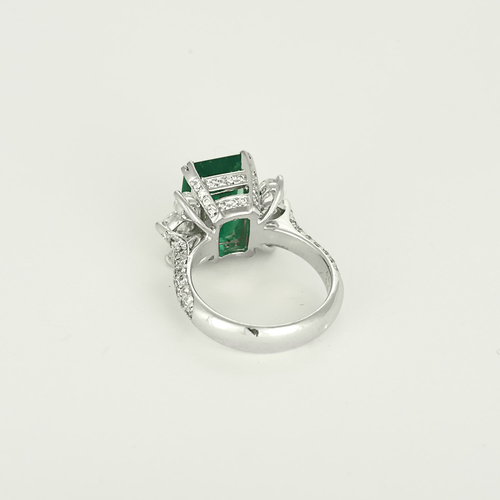 52.5 Élégante bague en or blanc, émeraude : 4,46 carats et diamants : 1,10 carat 58 Facettes DV32014-2