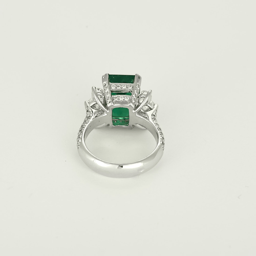 52.5 Élégante bague en or blanc, émeraude : 4,46 carats et diamants : 1,10 carat 58 Facettes DV32014-2