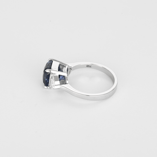 53 Élégante bague en or blanc, saphir de Ceylan non chauffé : 4,99 carat et diamants : 0,20 carat 58 Facettes DV32014-1