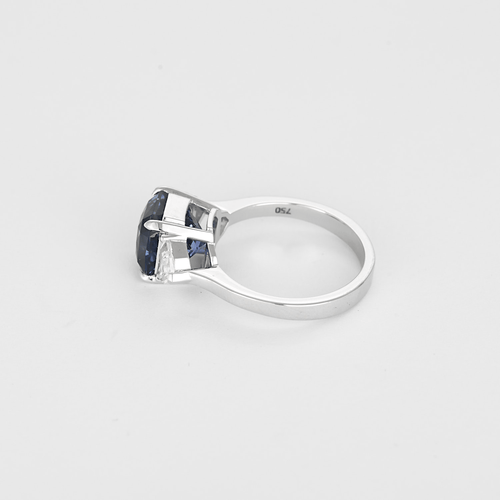 Bague 53 Élégante bague en or blanc, saphir de Ceylan non chauffé : 4,99 carat et diamants : 0,20 carat 58 Facettes DV32014-1