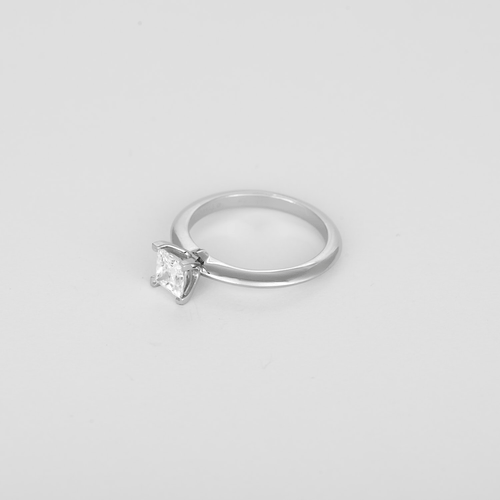 Tiffany & Co - Élégant Solitaire en platine et diamant 58 Facettes DV31768-1