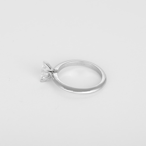 Tiffany & Co - Élégant Solitaire en platine et diamant 58 Facettes DV31768-1