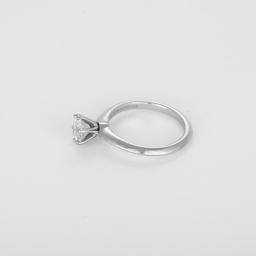 TIFFANY - Bague solitaire en platine et diamant 0.90 carat